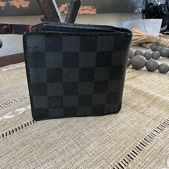 LOUIS VUITTON
Damier Graphite Slender Wallet - Picture 5 of 17